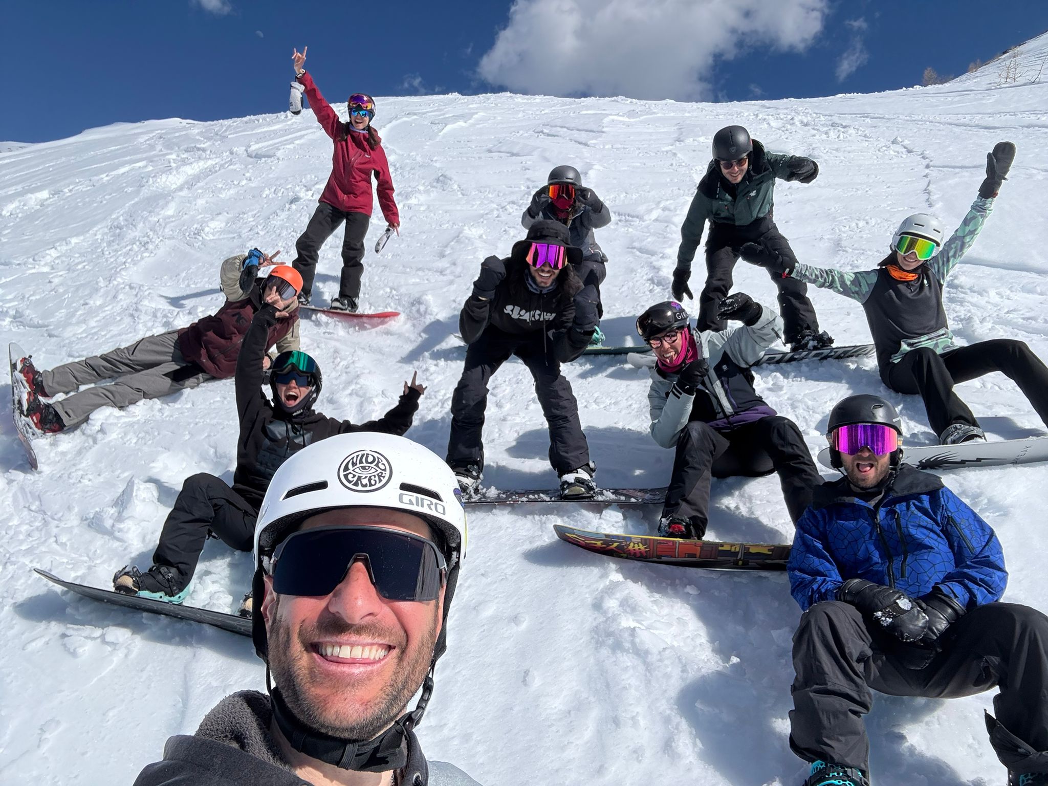 Marco con un gruppo di snowboarder sulla neve
