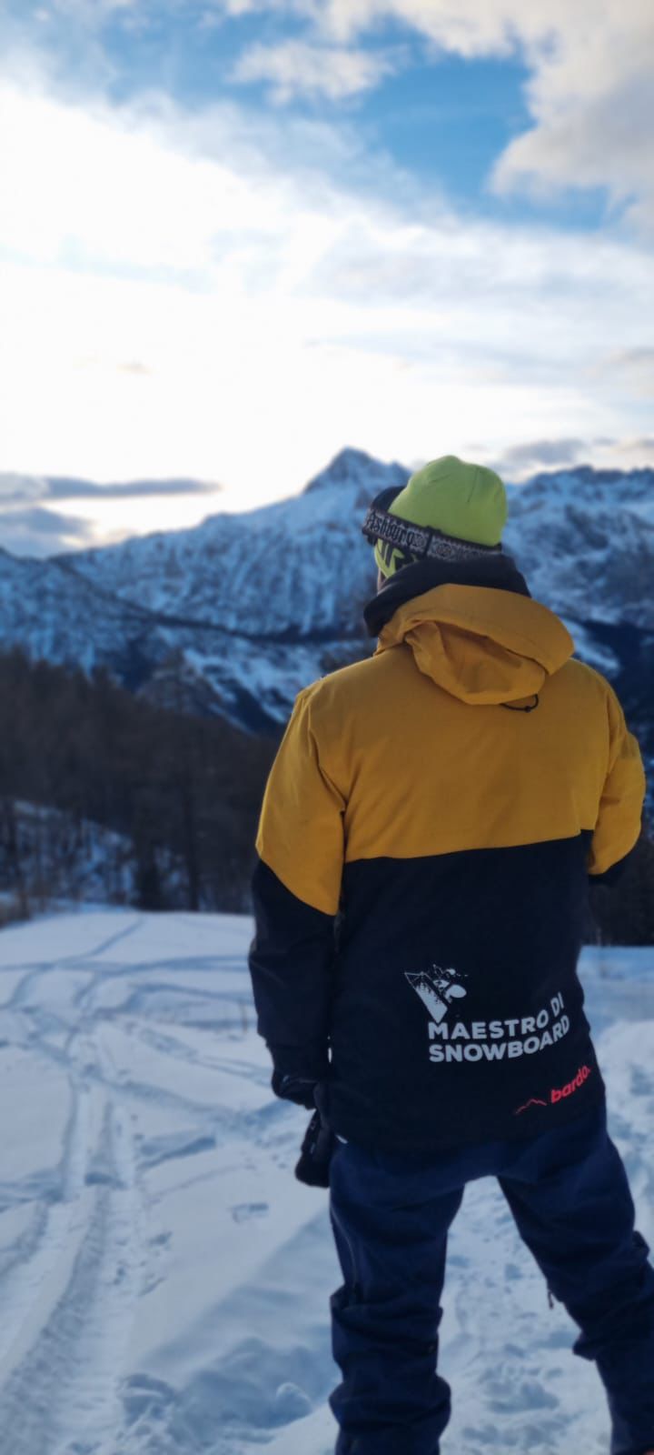 Marco Torchio osserva le montagne innevate di Bardonecchia